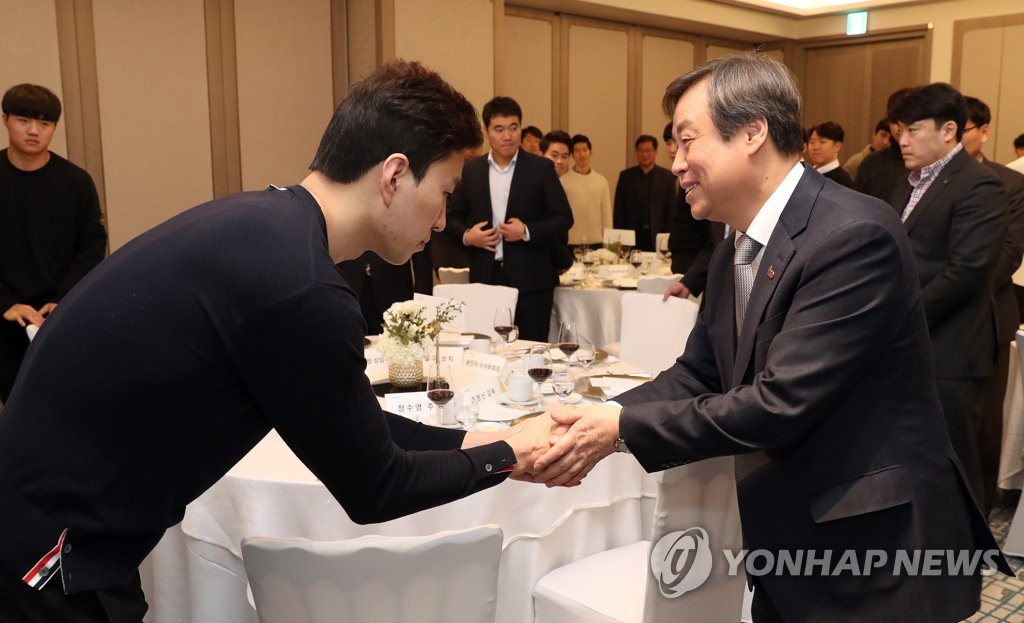 Sports minister meets handball players Sports minister meets handball players