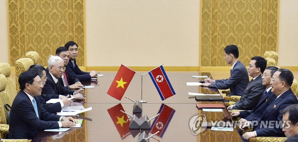 회담하는 베트남 외교장관과 리용호 북한 외무상