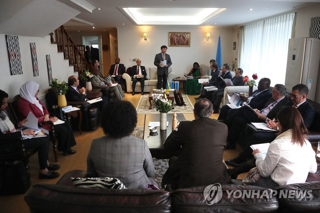 Yonhap à une réunion du CPFC Yonhap à une réunion du CPFC