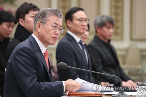 심각한 표정으로 자영업·소상공인 질문 듣는 문 대통령