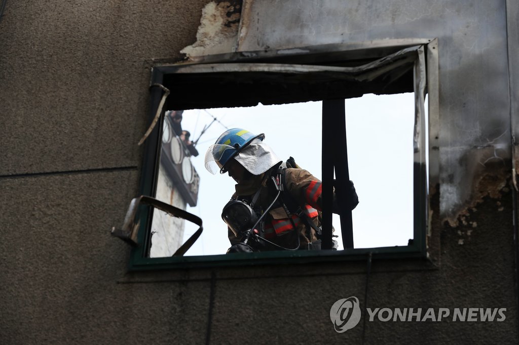 을지로 화재 현장 수습하는 소방대원들