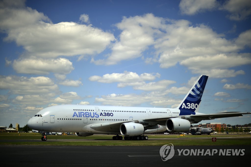 이륙길 나서는 A380 여객기…에어버스 "비용감당 못해 생산 중단"