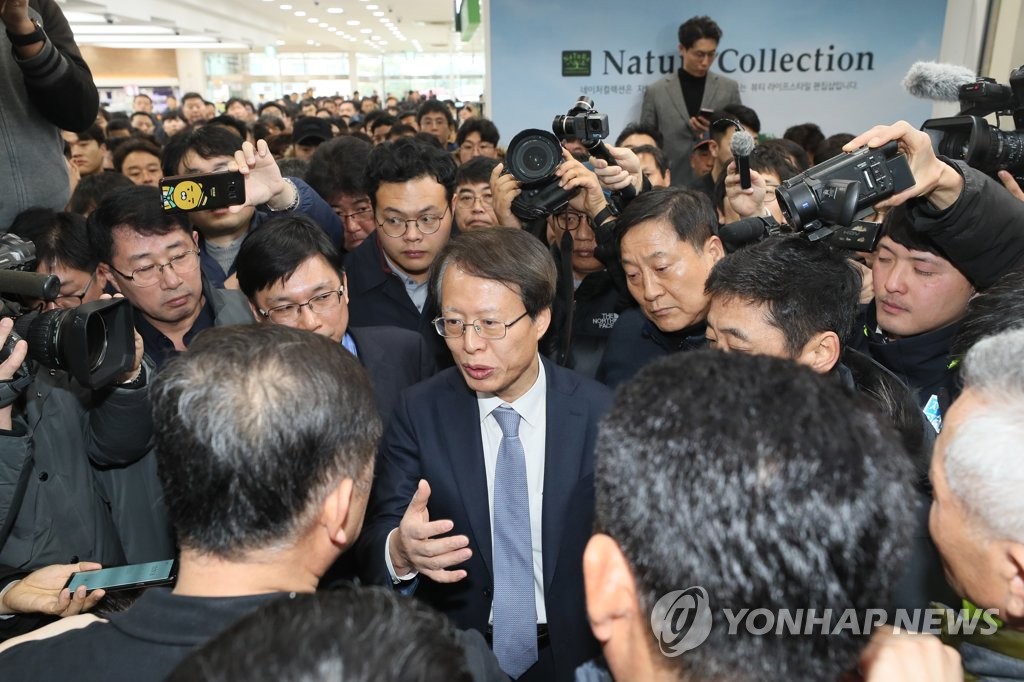 설명회 참석 저지 당하는 권용복 항공정책실장