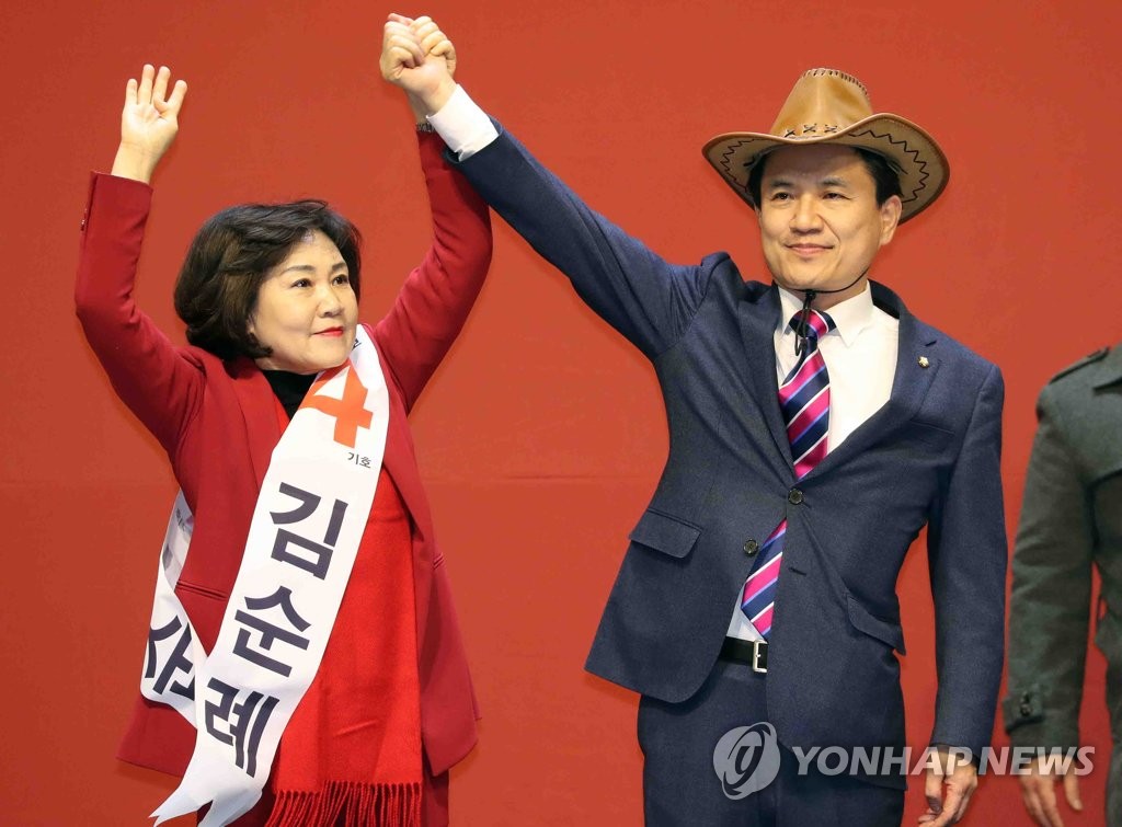 당원들에게 인사하는 김진태, 김순례 의원