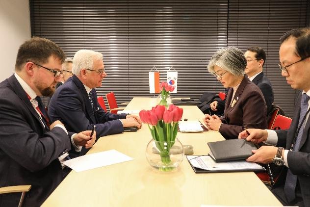 Reunión de cancilleres Corea del Sur-Polonia Reunión de cancilleres Corea del Sur-Polonia