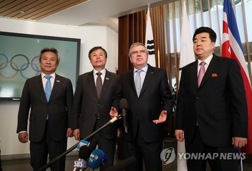 3자 면담 결과 브리핑하는 바흐 위원장