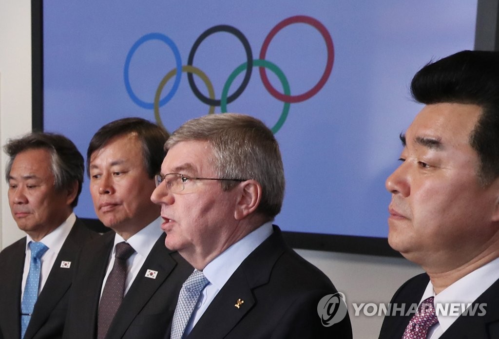 취재진 앞에 선 IOC와 남북 체육계