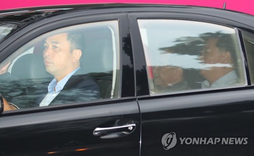 정부 게스트하우스 나서는 김창선