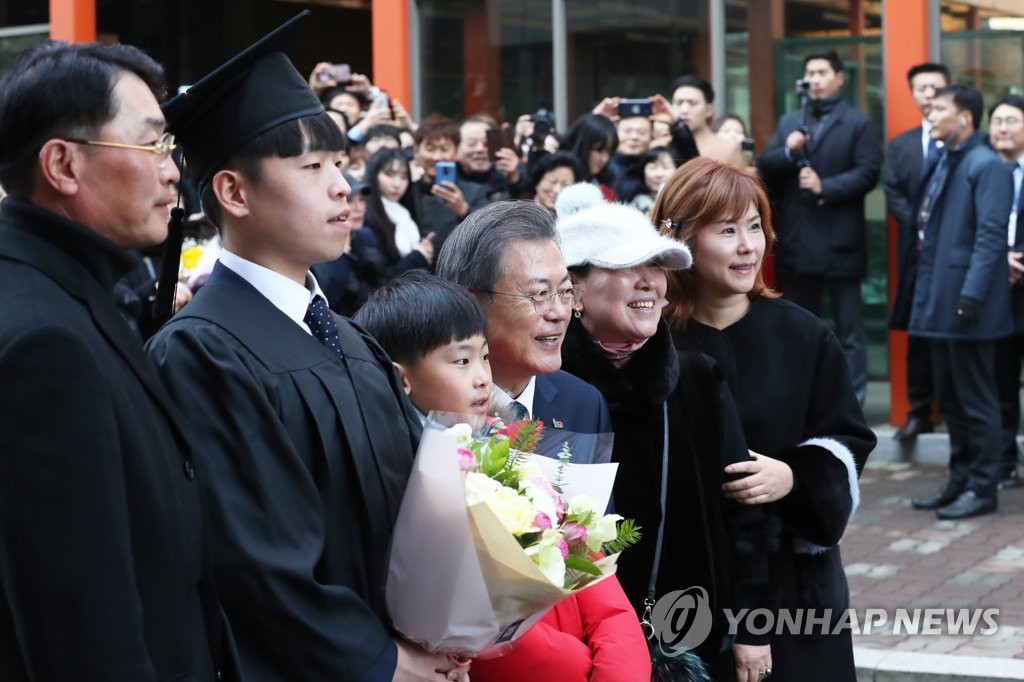 문 대통령, 새걸음 딛는 졸업생 가족과 함께