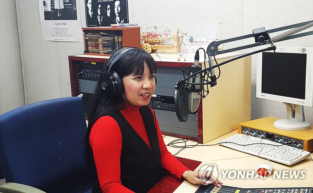 타갈로그어로 음악방송 진행하는 제니 김 씨