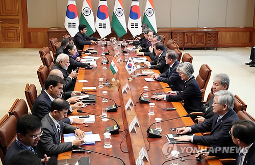 확대 정상회담 테이블에 마주 앉은 한·인도 정상