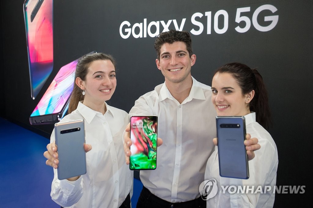 Models introduce Samsung Electronics Co.'s Galaxy S10 5G during MWC Barcelona on Feb. 24, 2019, in this photo provided by the South Korean tech giant. (Yonhap)