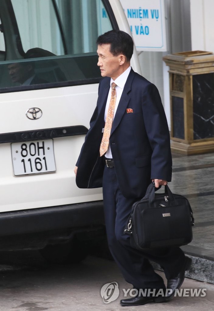 영빈관 나서는 최강일