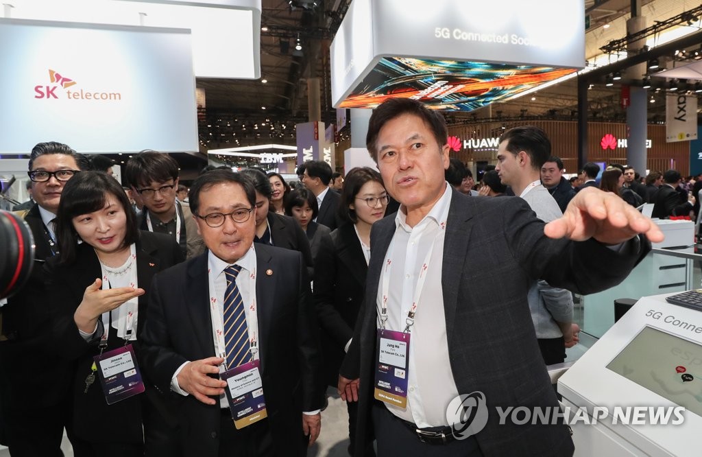 SK텔레콤 전시관 찾은 유영민 장관