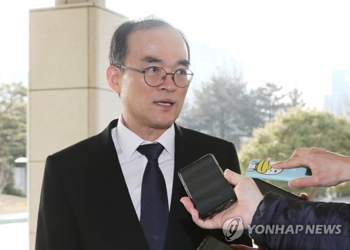 질문 답하는 문무일 검찰총장