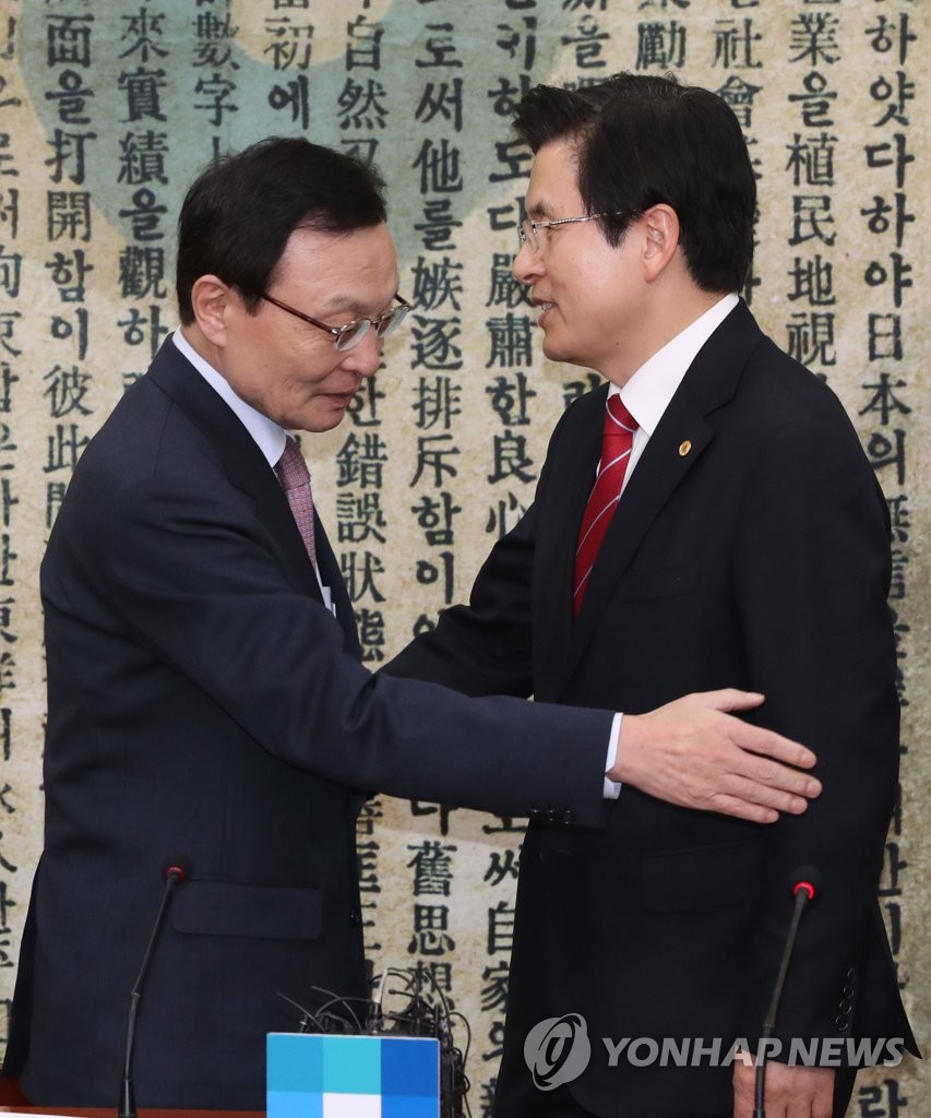 배석자들과 인사하는 황교안과 이해찬