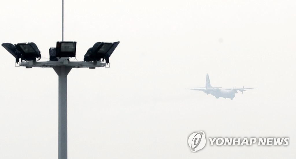 김해공항에서 이륙하는 비행기