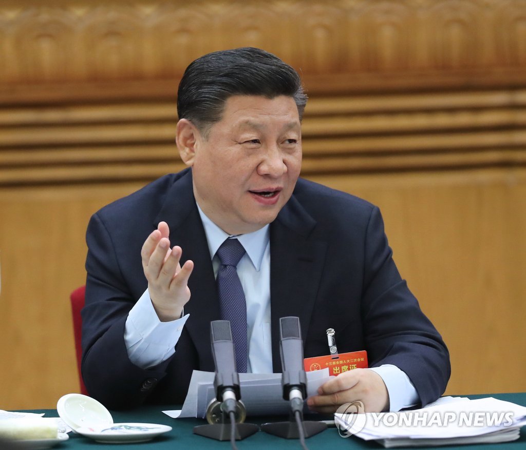 (베이징 신화=연합뉴스) 시진핑 중국 국가주석이 7일 흰머리를 살짝 노출한 채 베이징 인민대회당에서 열린 전국인민대표대회의 한 행사에서 발언하고 있다.