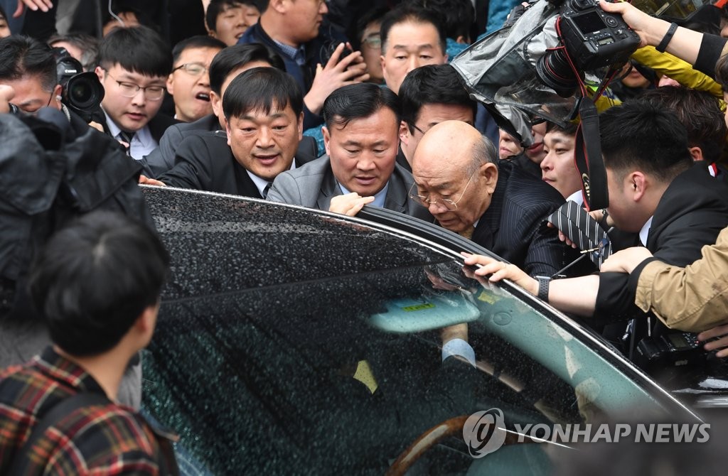 도망치듯 차에 타는 전두환