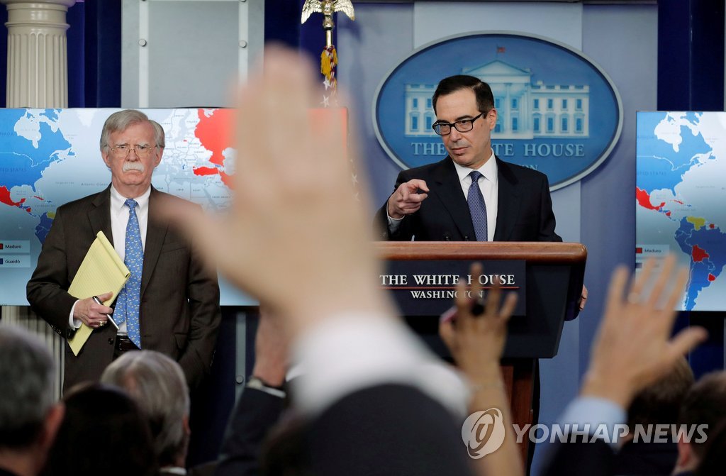 베네수-러 합작은행에 제재 발표하는 스티브 므누신 미 재무장관