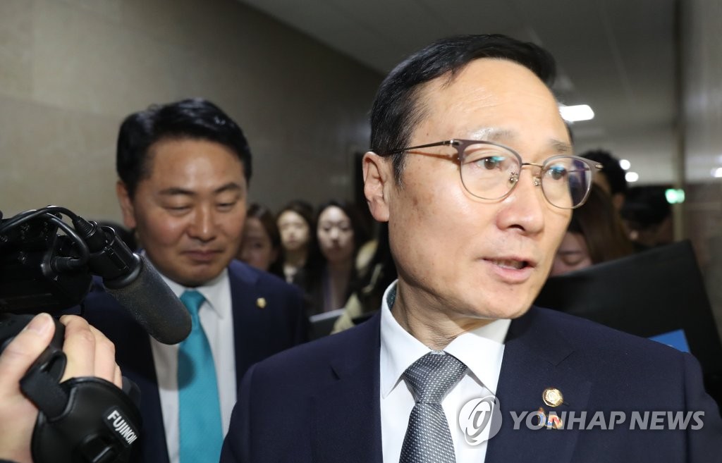 운영위 연기된 후 위원장실로 들어가는 홍영표와 김관영
