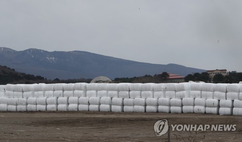 한라산과 압축 쓰레기 더미