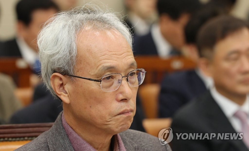 질의 듣는 문성현 경사노위 위원장