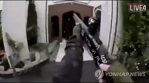 총들고 모스크 진입하는 뉴질랜드 테러범…소셜미디어 생중계에 '충격'