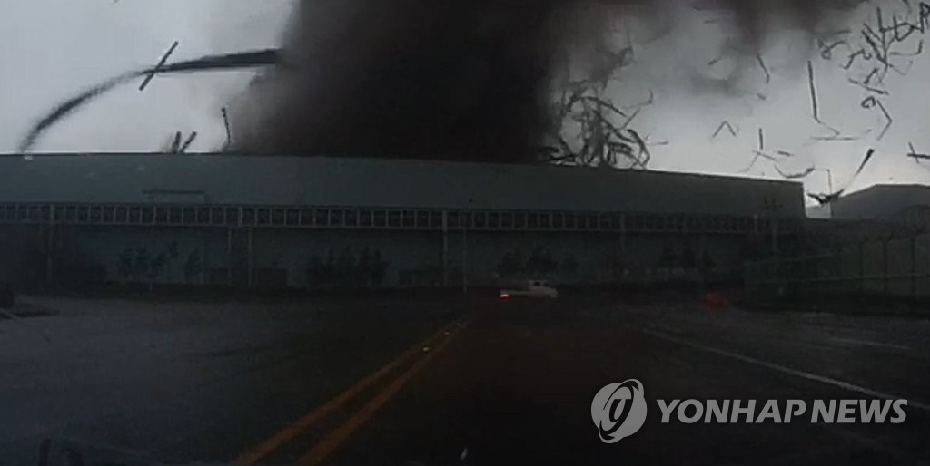 강풍에 뜯겨나가는 현대제철 지붕