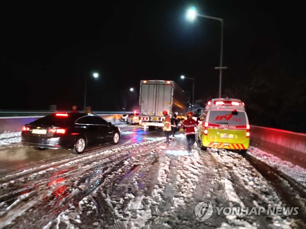 눈길사고 '쾅쾅'…2차 사고로 1명 숨져