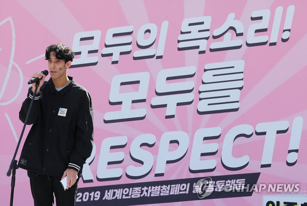 개회사 하는 난민소년