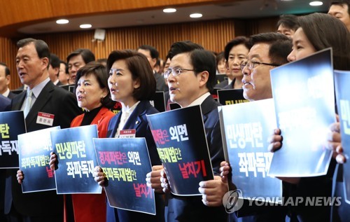 구호 외치는 황교안 대표