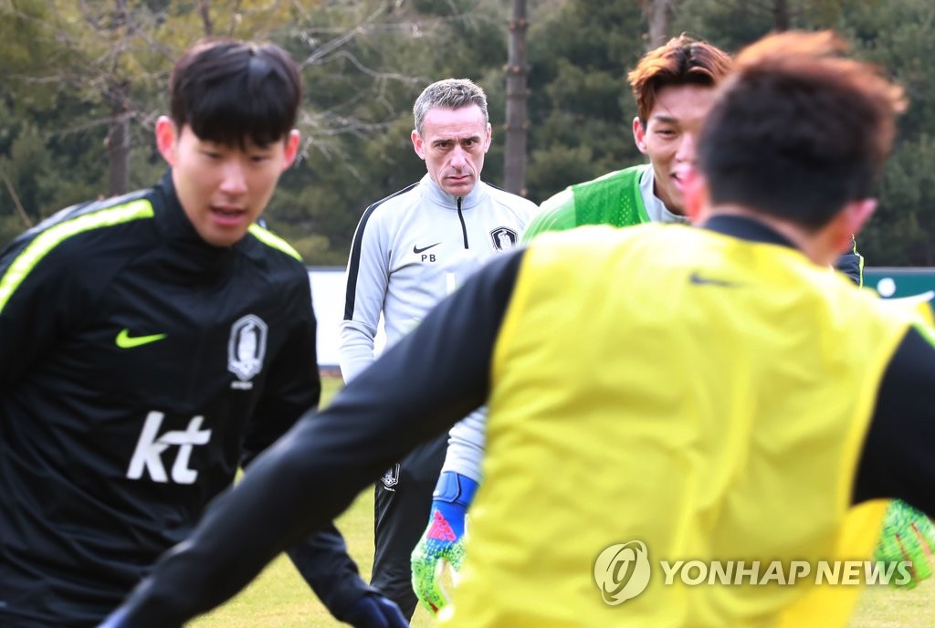 훈련 모습 지켜보는 벤투 감독