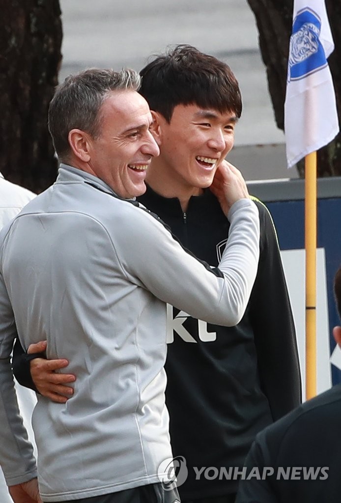 황인범과 포옹하는 벤투 감독