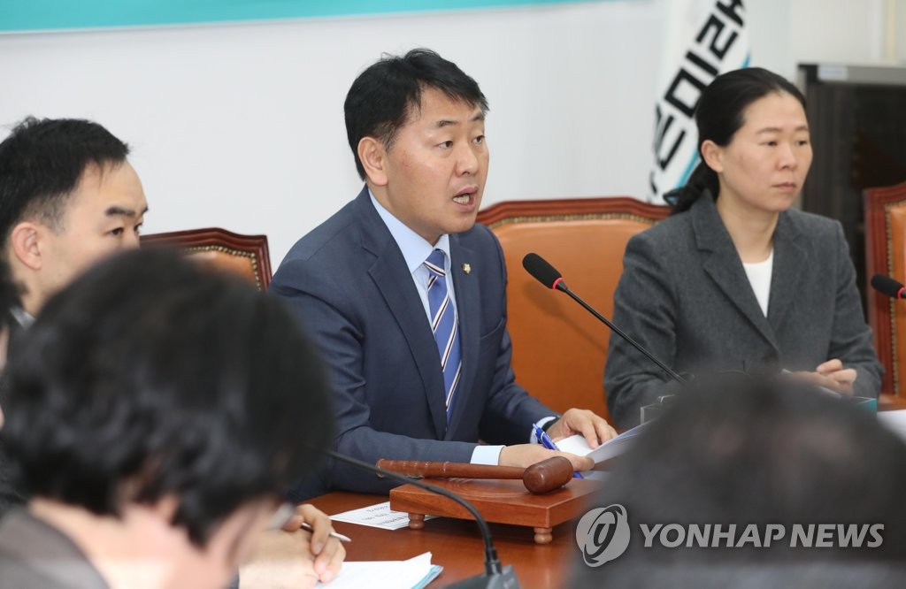 원내대책회의에서 발언하는 김관영 원내대표
