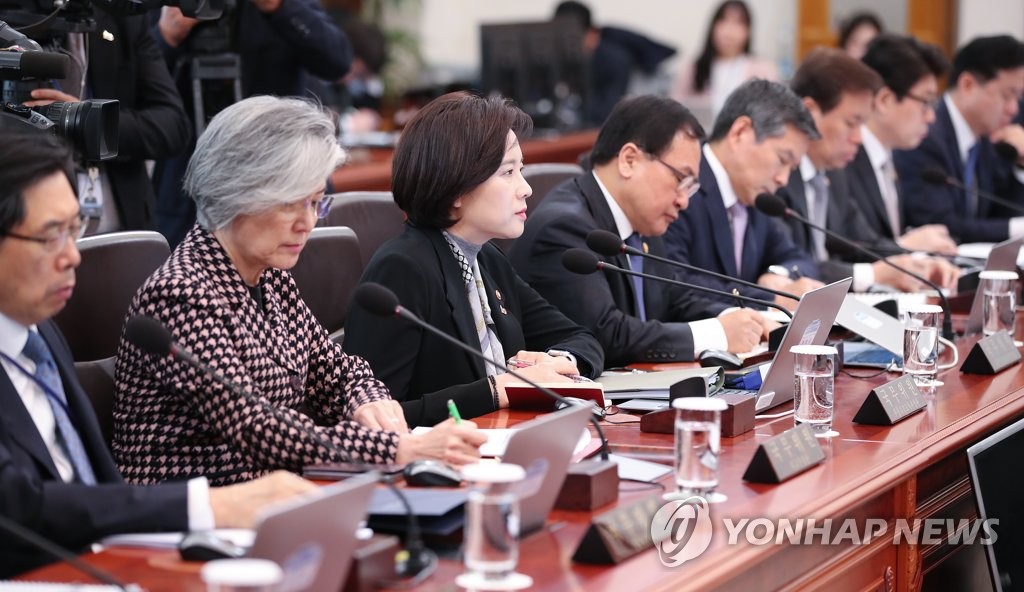 대통령 발언듣는 국무위원들