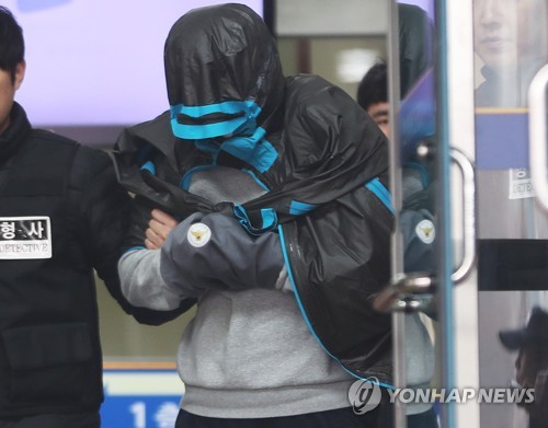 (안양=연합뉴스) 홍기원 기자 = '청담동 주식 부자' 이희진(33) 씨의 부모를 살해한 혐의를 받고 있는 피의자 김모(34) 씨가 20일 오전 구속 전 피의자심문(영장실질심사) 출석을 위해 경기도 안양동안경찰서에서 나오고 있다. xanadu@yna.co.kr