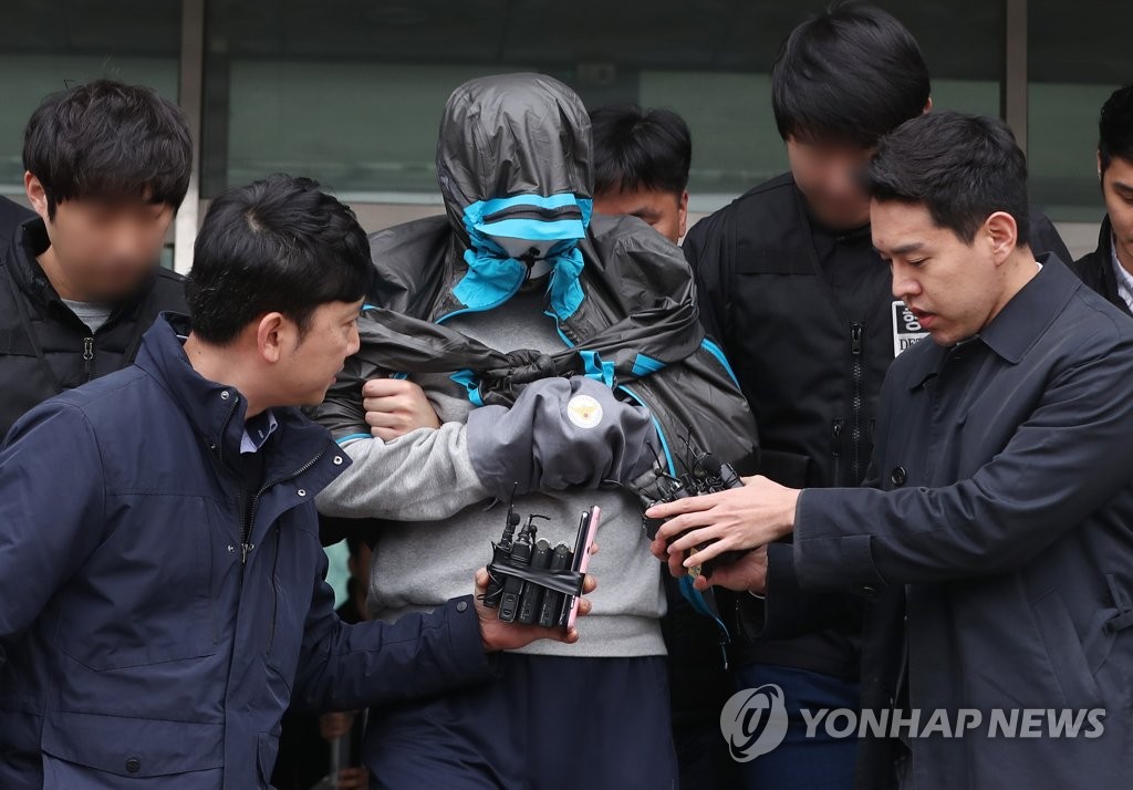 경찰서 나오는 이희진 부모살해 피의자