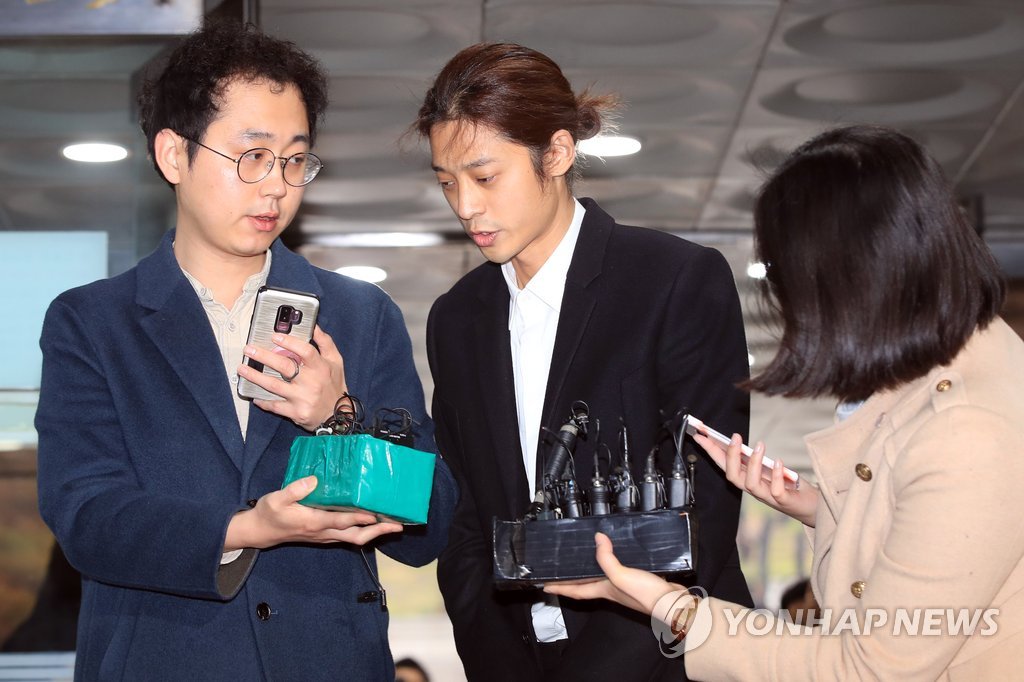 기자들 질문받는 정준영 씨