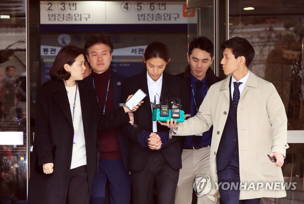 포승줄에 묶인 정준영