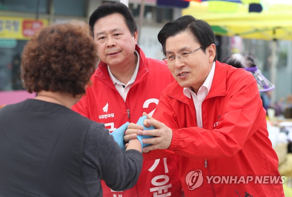 황교안, 꽉 잡은 두 손