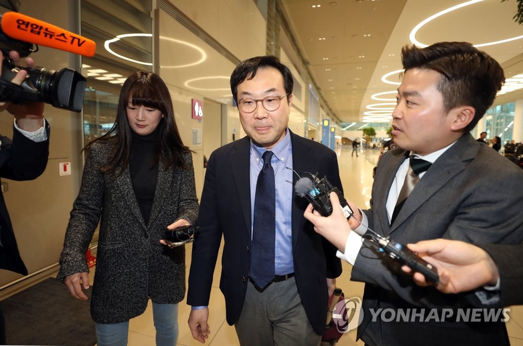 South Korea's top nuclear envoy Lee Do-hoon arrives at Incheon International Airport on March 22, 2019, after trips to Russia and the European Union headquarters. (Yonhap)