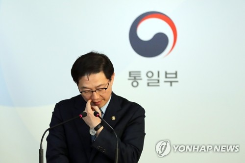 고개 숙인 천해성 통일부 차관