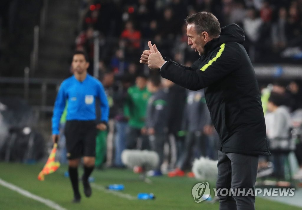 선수들 격려하는 벤투 감독