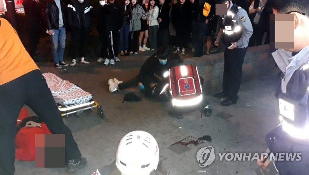 청주 노래방 비상구서 5명 추락