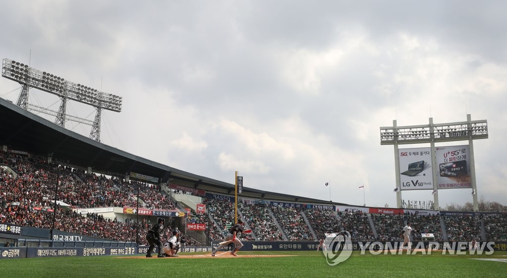 A Korea Baseball Organization regular season game between the home team Doosan Bears and the Hanwha Eagles is under way at Jamsil Stadium in Seoul on March 23, 2019. (Yonhap)