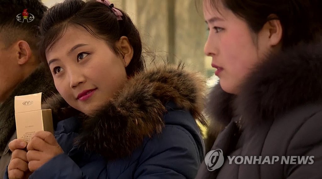 화장품 고르는 북한 여성