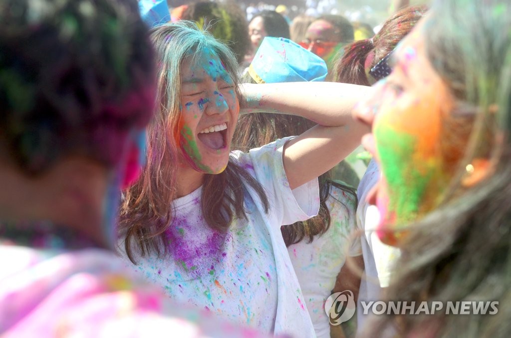 홀리해이 색채 축제 "즐거워"