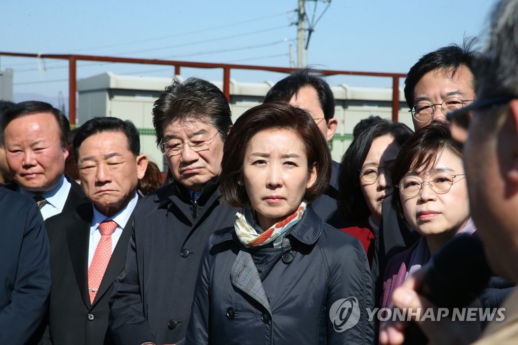 브리핑 듣는 나경원 원내대표
