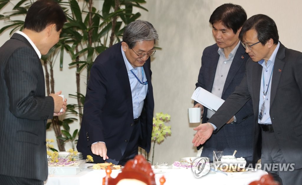 오늘 수보회의 간식은 '화전'